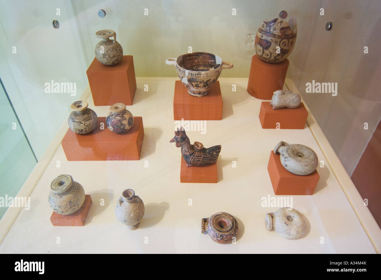 Île grecque Paros Parikia Musée Archéologique de Paros collection de petits objets, y compris lampe à pétrole et flacon de parfum Banque D'Images