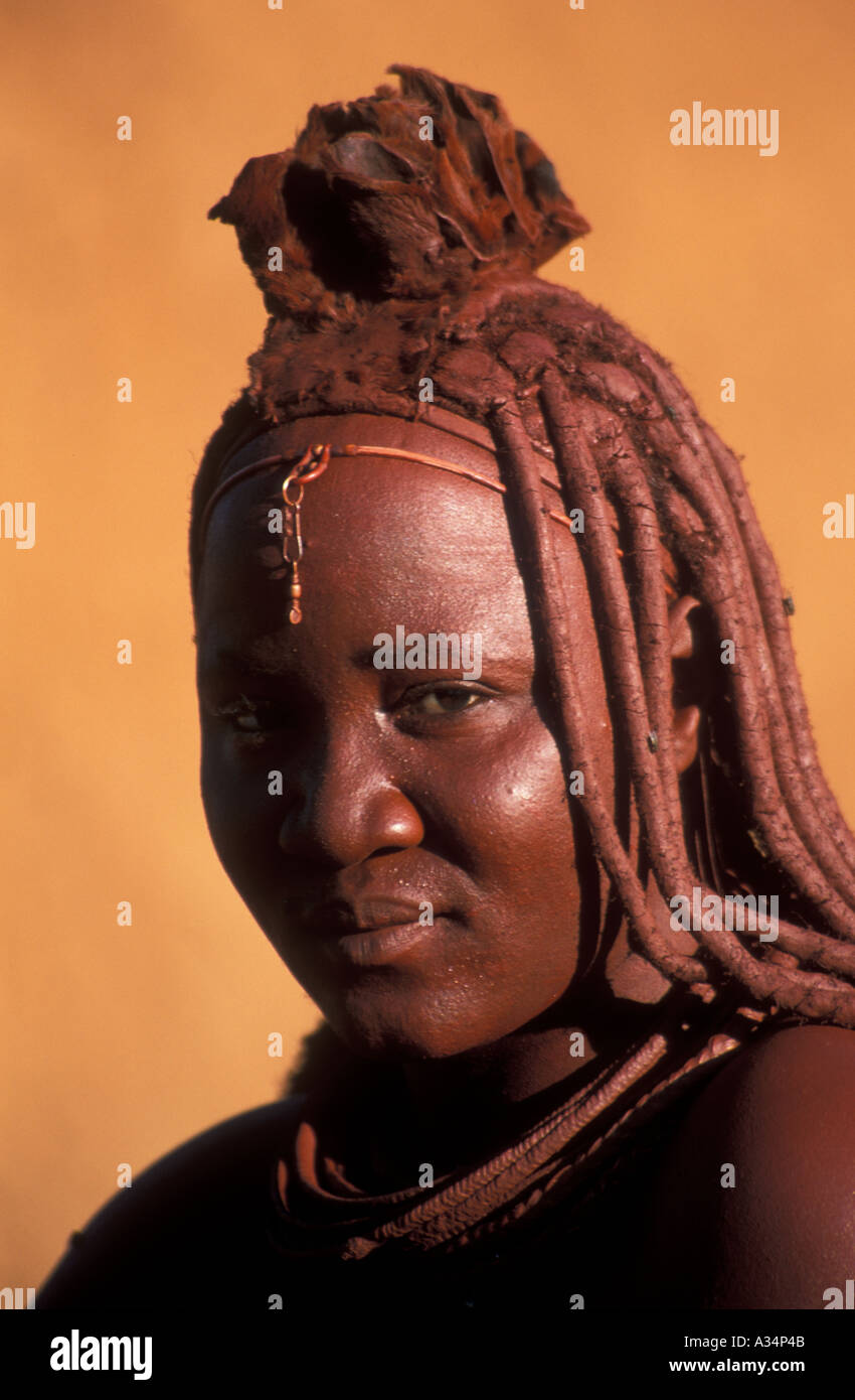 Tribu Himba woman portrait avec décoration traditionnelle hairstyle Kaokoveld Namibie Banque D'Images