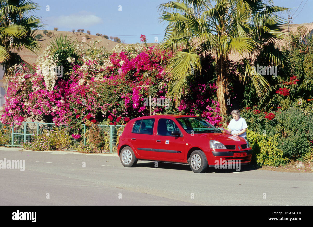 Une femme britannique touristique avec une voiture de location sur la route à Troodos à Chypre UE Banque D'Images
