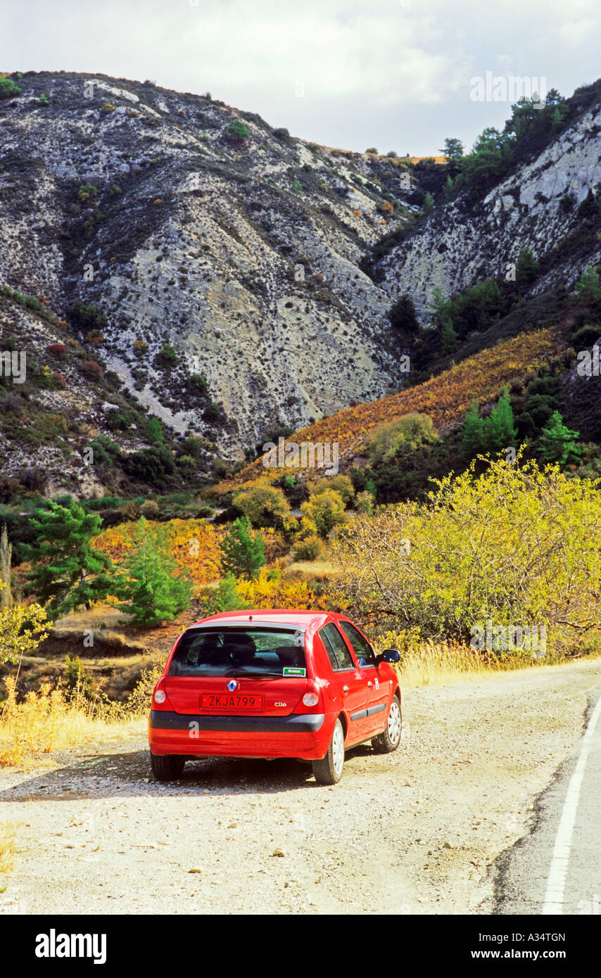 850 dans les montagnes Troodos dans une petite voiture de location Chypre UE Banque D'Images