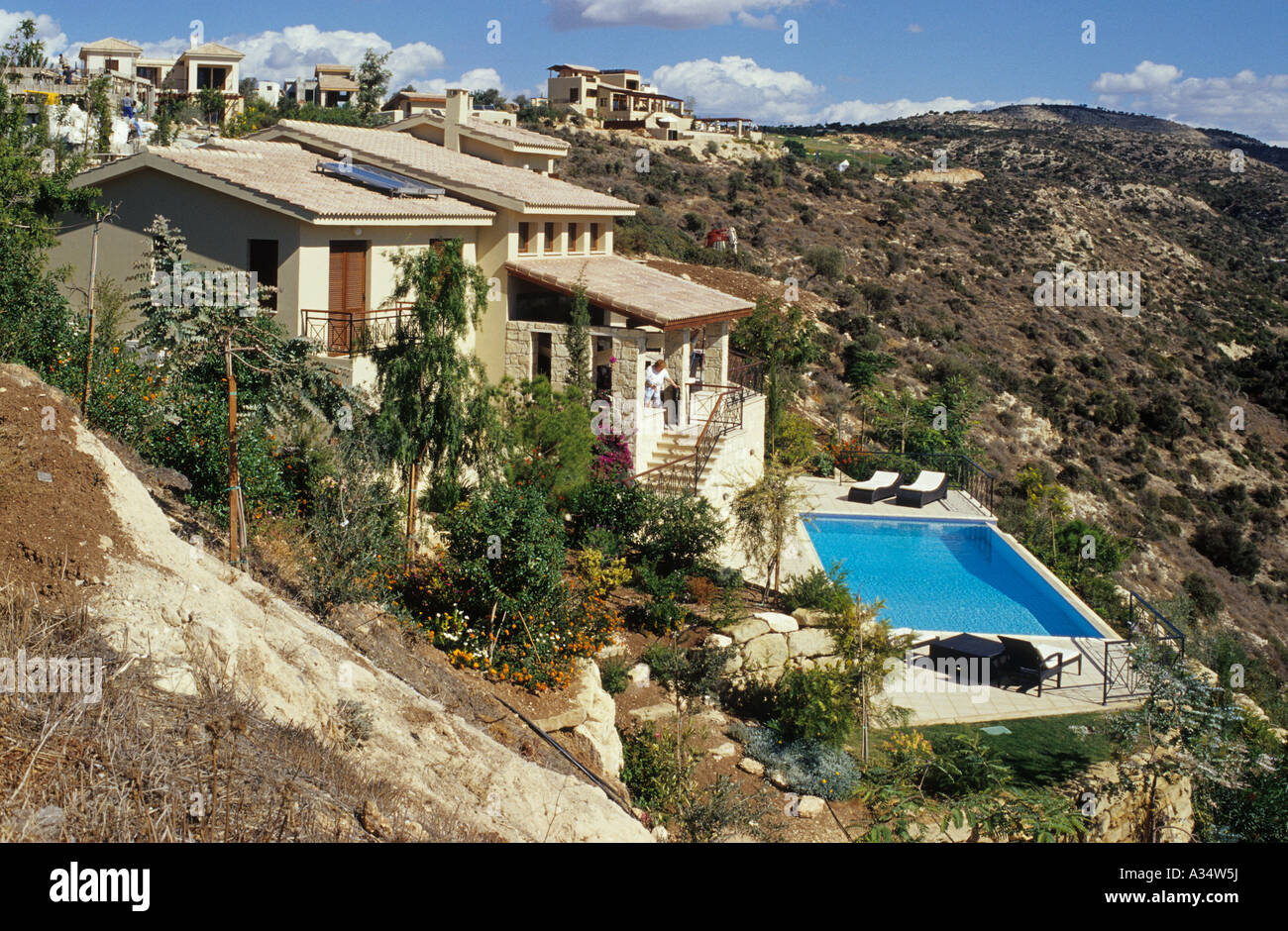 Une Nouvelle Pente Villa Jardin Paysager Et Piscine Dans Lunion
