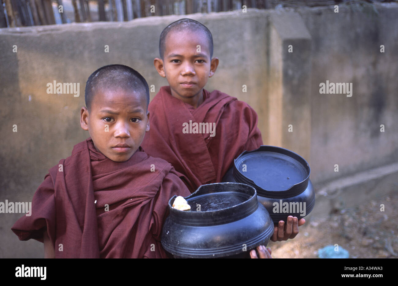Les moines novices de recueillir des aumônes en ville Nyaung U près de Bagan Myanmar Banque D'Images