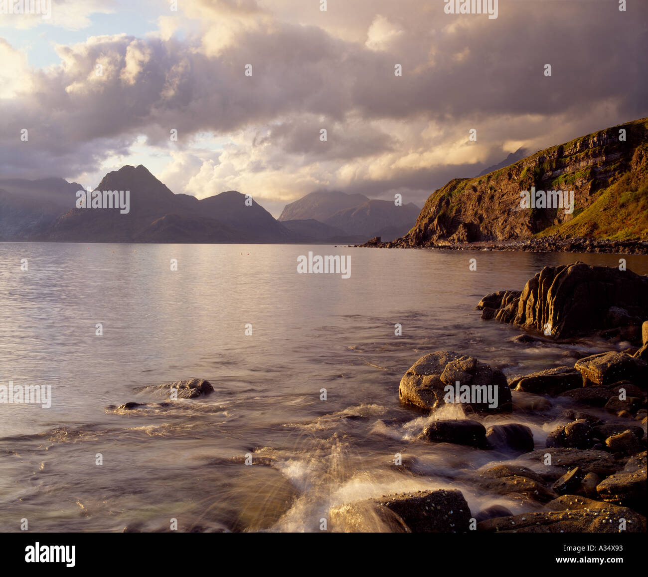 L'Ecosse, Highland, île de Skye, Elgol. Vue sur le Loch Scavaig de Sgurr na ires et les Cuillin noires Banque D'Images