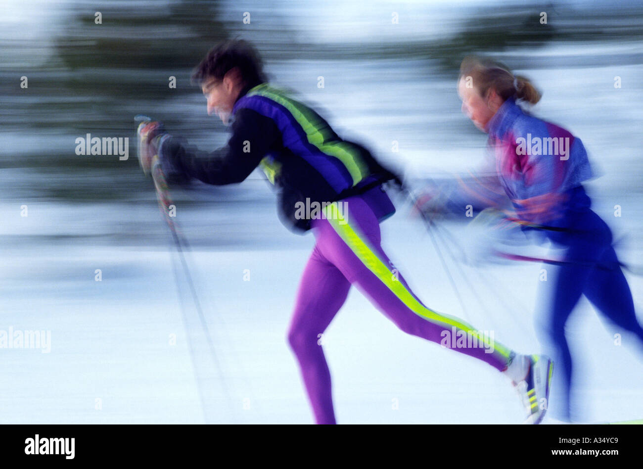 Jeune couple Modèle ski droit de parution Banque D'Images
