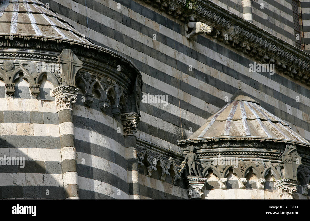 Détail de la pierre et les colonnes de la cathédrale d'Orvieto , Ombrie , Italie Banque D'Images