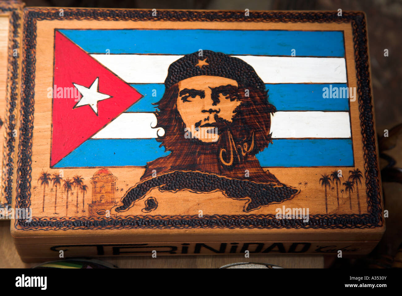 Drapeau cubain et Che Guevara portrait sur une boîte à cigares, Trinidad, la province de Sancti Spiritus, Cuba Banque D'Images
