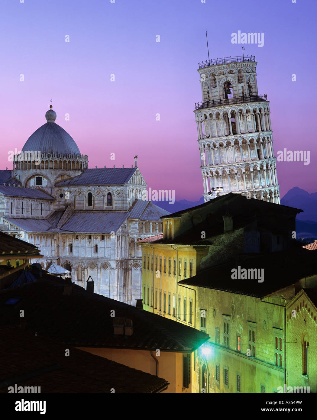 La Tour Penchée de Pise soir tourné, l'Italie, l'Europe, vue d'une rue italienne. Banque D'Images