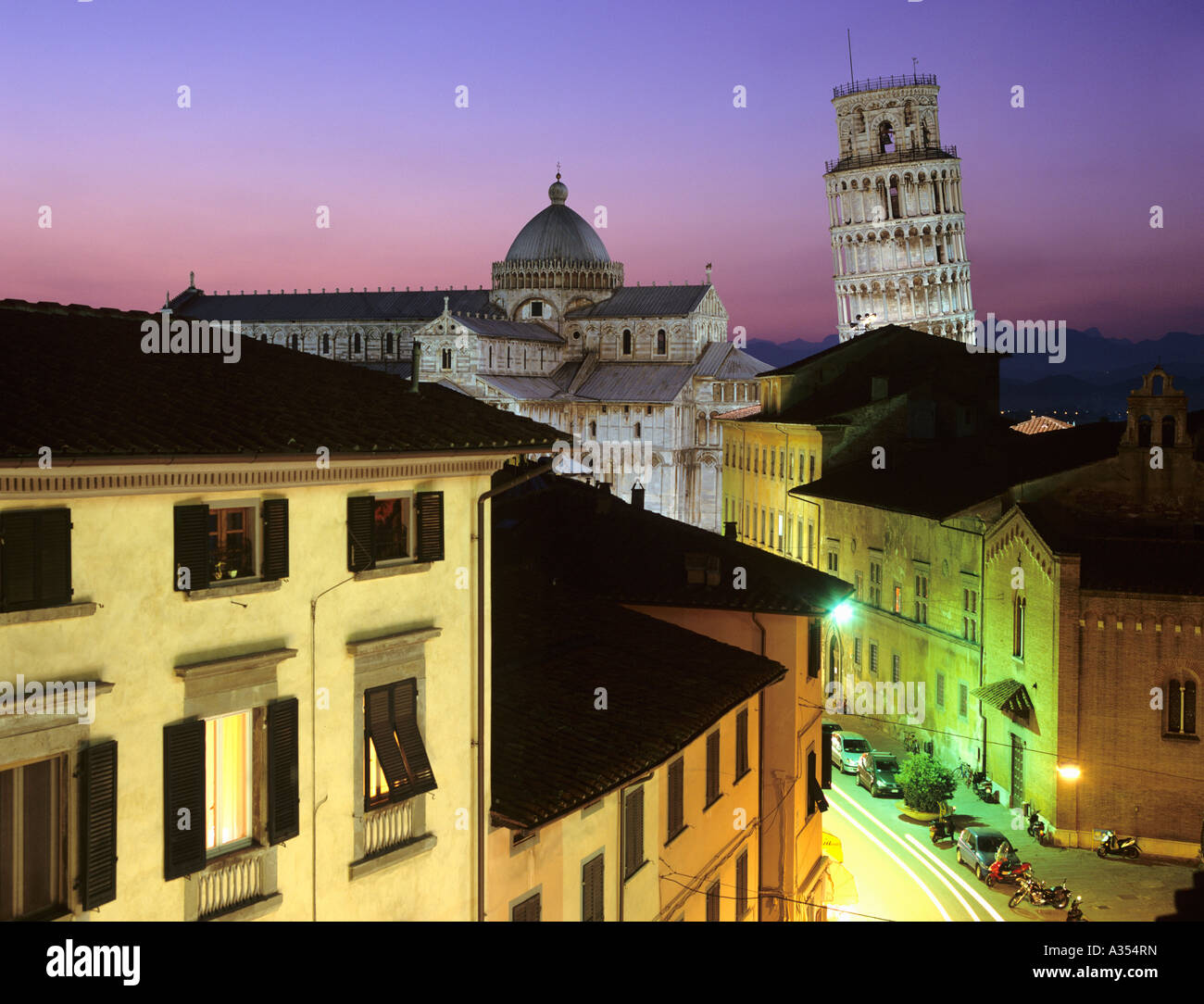 La Tour Penchée de Pise soir tourné, l'Italie, l'Europe, vue d'une rue italienne. Banque D'Images