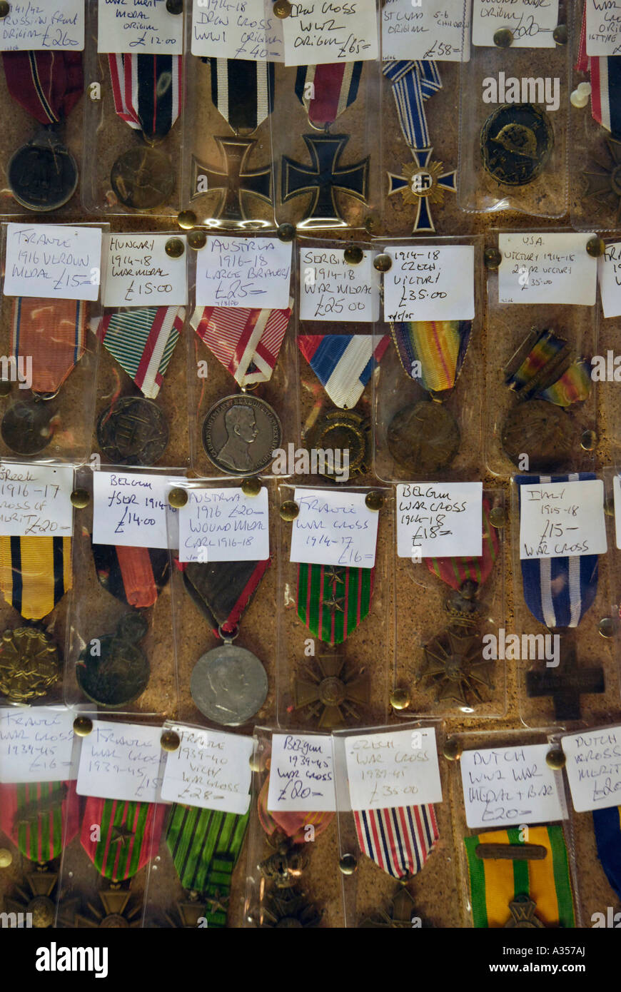 Close up de médailles militaires avec des étiquettes en vitrine Photo Stock  - Alamy