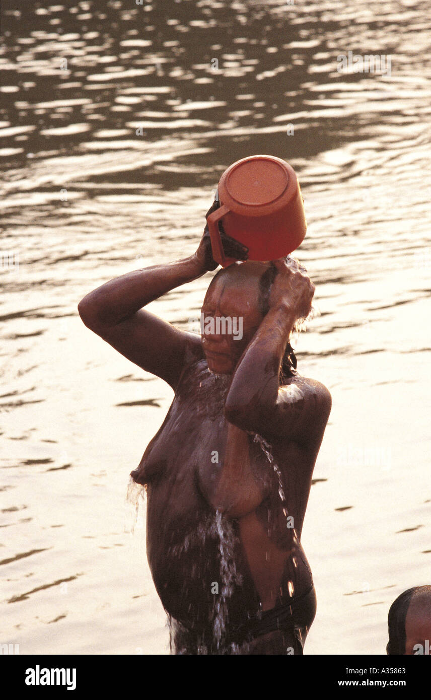 Un Ukre village Brésil Kayapo enceinte femme indienne se baigner dans la rivière de la réserve autochtone de Xingu Banque D'Images