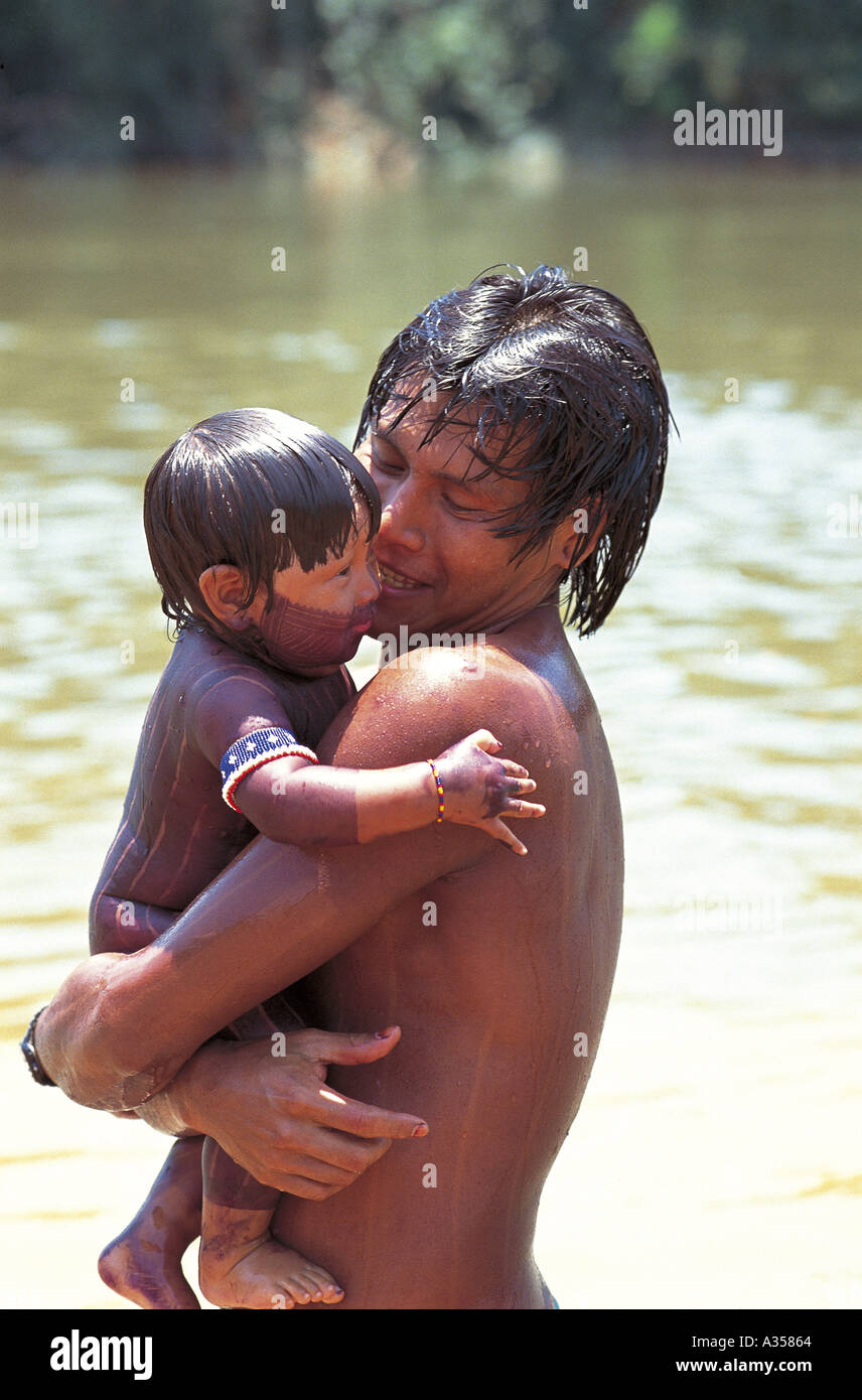 Un Ukre Bengoti Kayapo du Brésil un Indien avec son enfant nommé d'après Gordon Gordon Roddick de Xingu Le Body Shop Banque D'Images