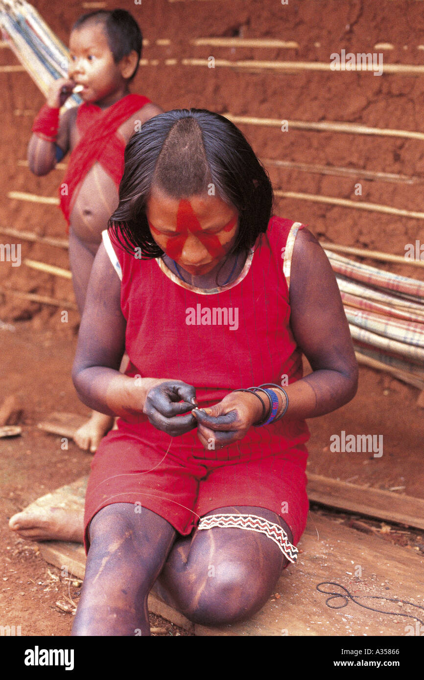 Un Ukre Indiens Kayapo du Brésil village woman making bracelets de Body Shop réserve autochtone de Xingu Banque D'Images