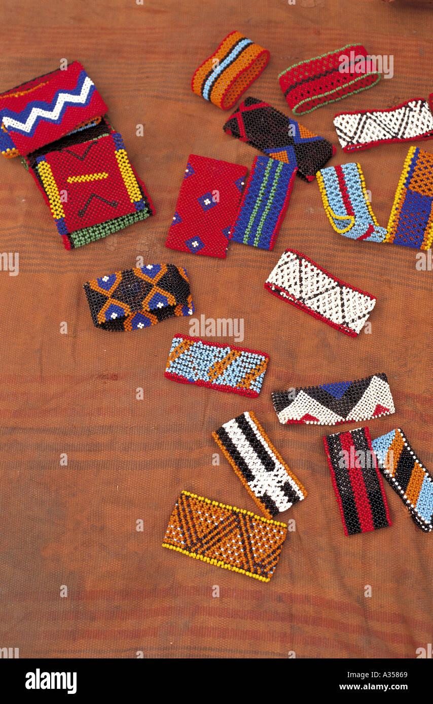 Un Ukre bracelets colorés Brésil village faites par les femmes kayapos de Body Shop réserve autochtone de Xingu Banque D'Images