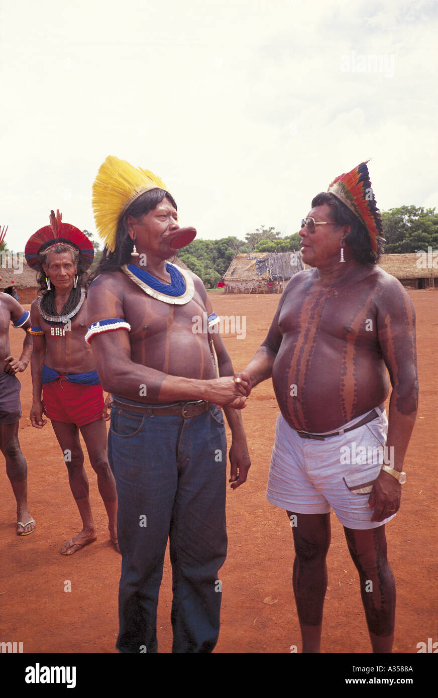 Chefs Kayapo Raoni Brésil Xingu et Pombo réunion dans un village pour une Ukre sommet Kayapo Banque D'Images