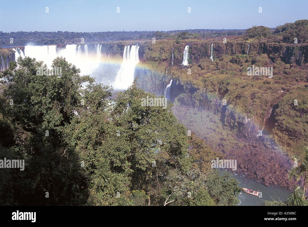 Chutes d'Iguaçu l'Etat du Parana Brésil Vue aérienne des chutes avec un arc-en-ciel au-dessus d'eux avec les touristes en bateau Banque D'Images