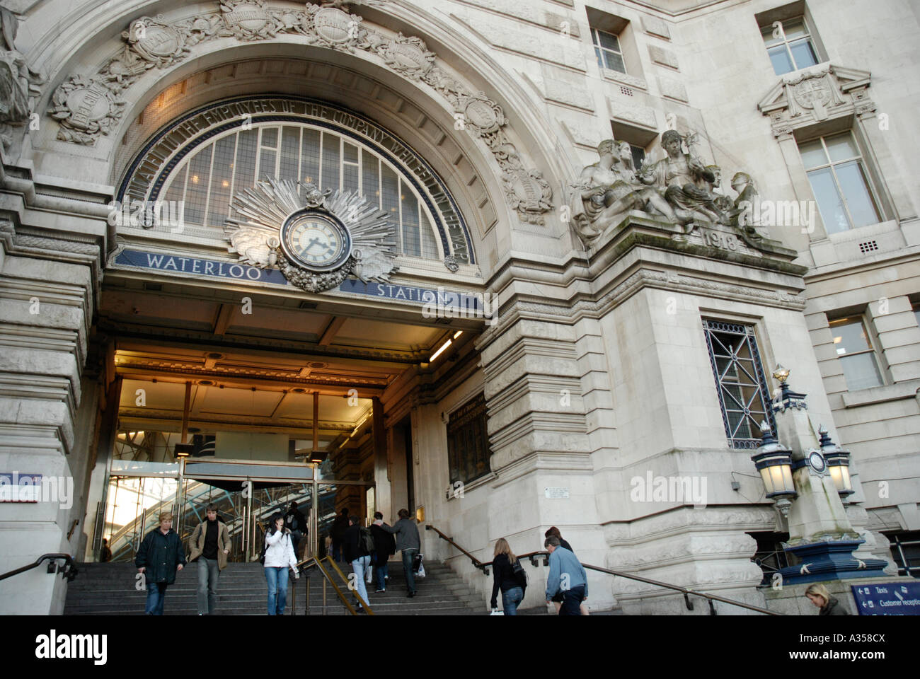 Les voyageurs passant par l'entrée de la gare de Waterloo London England Banque D'Images