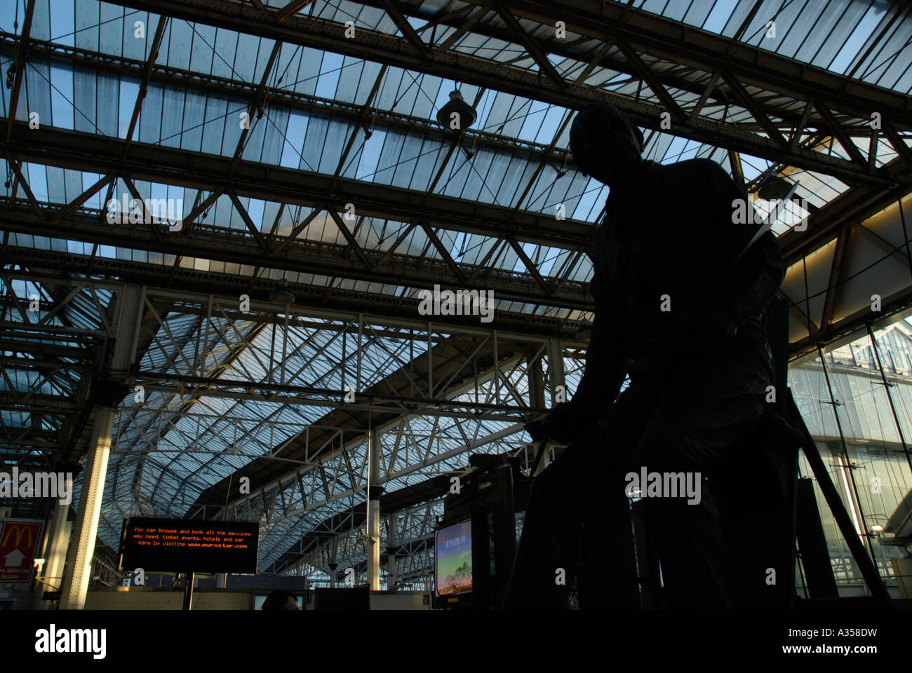 Intérieur de la gare Waterloo montrant statue de l'artiste ferroviaire Terence Cuneo, Londres, Angleterre Banque D'Images