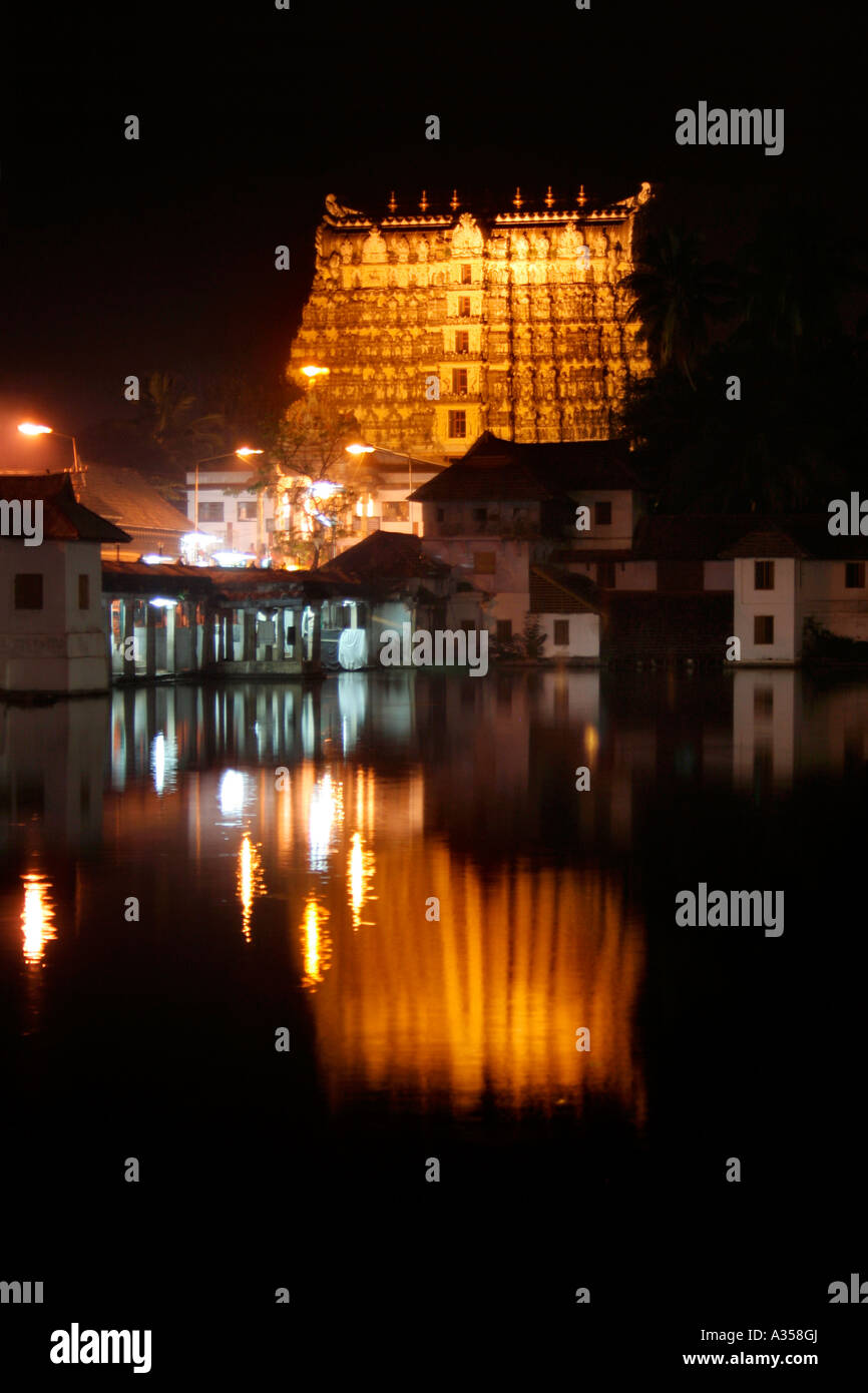 Padmanabha swami temple, Thiruvananthapuram, laissez la nuit. Banque D'Images