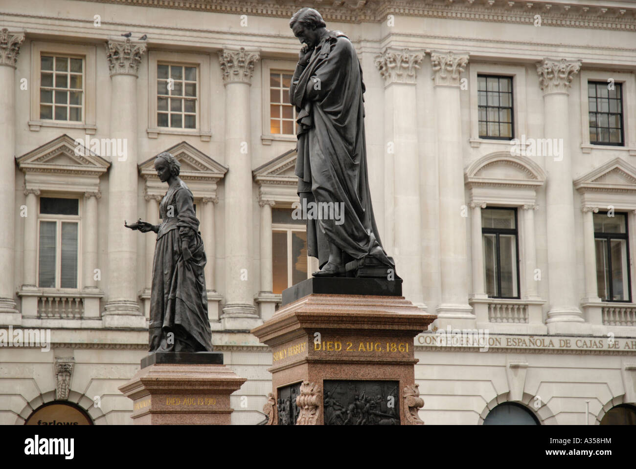 Des statues de Sydney Herbert et Florence Nightingale à Waterloo Place Londres Banque D'Images