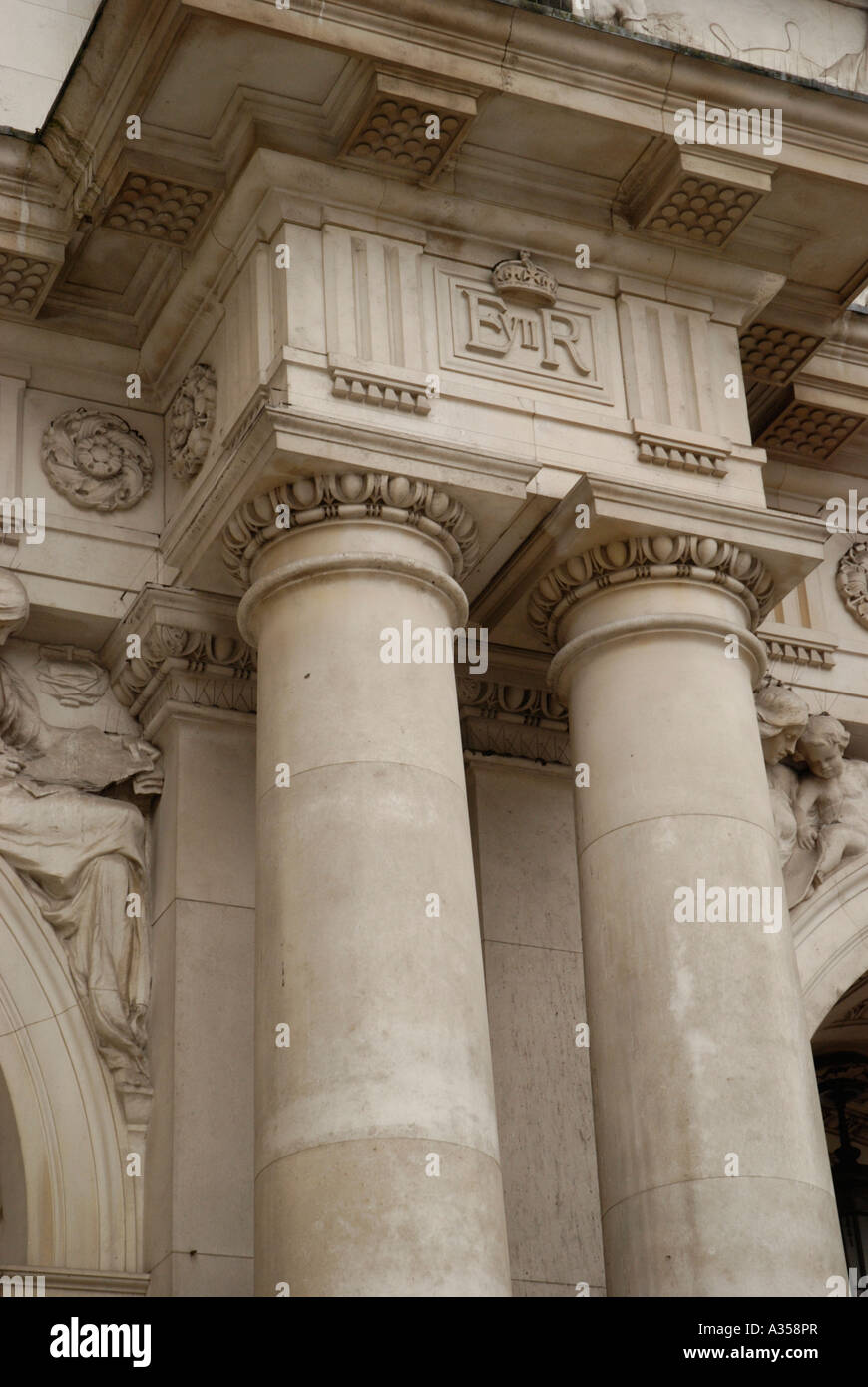 Close up detail de Whitehall l'architecture à l'entrée de King Charles Street Londres Banque D'Images