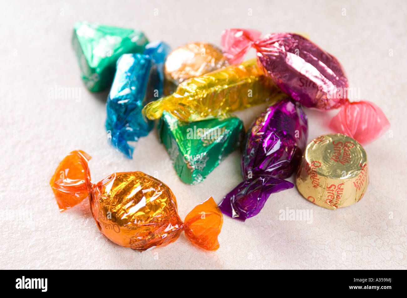 Un tas de bonbons dans les wrappers colorés Banque D'Images