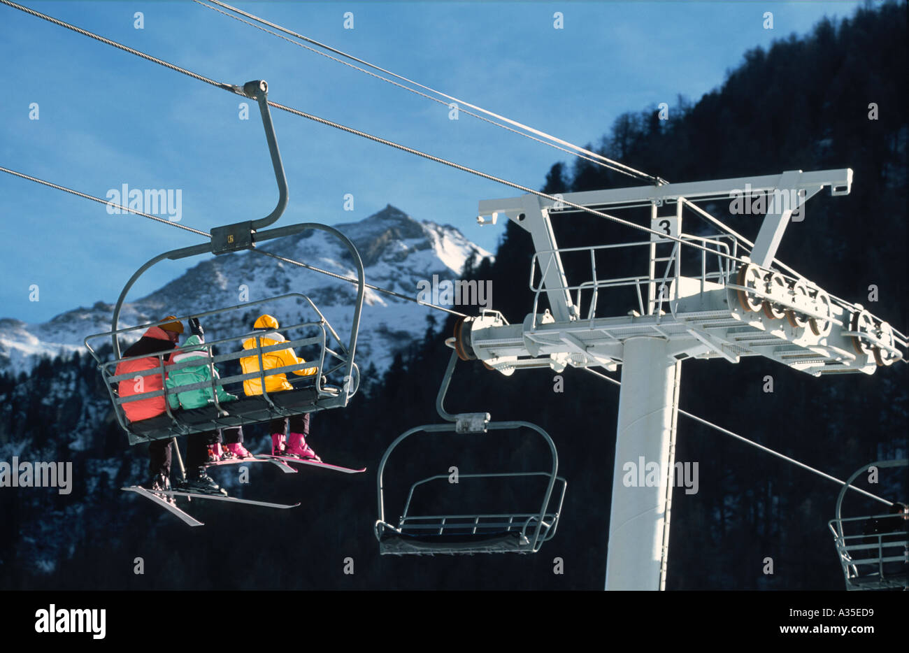 Remontée mécanique en plein air. Skieurs à bord, temps ensoleillé. Station de ski. Vacances D'Hiver Banque D'Images
