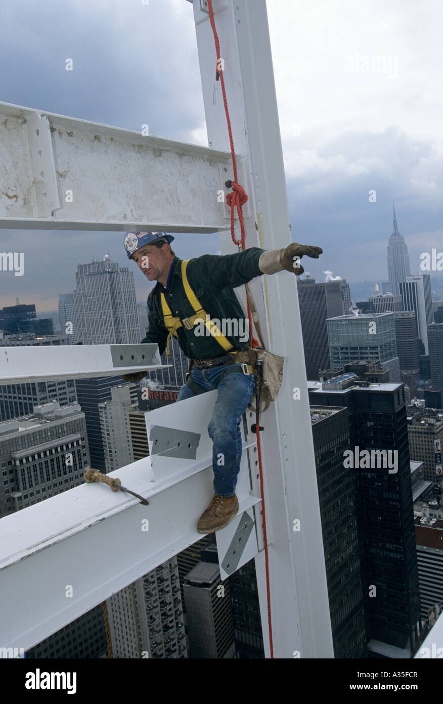 Connecteur Iron Worker Jimmy Sweeney travaille 675 pieds au-dessus du sol à la nouvelle Chambre aléatoire immeuble sur Broadway à New York City. Banque D'Images