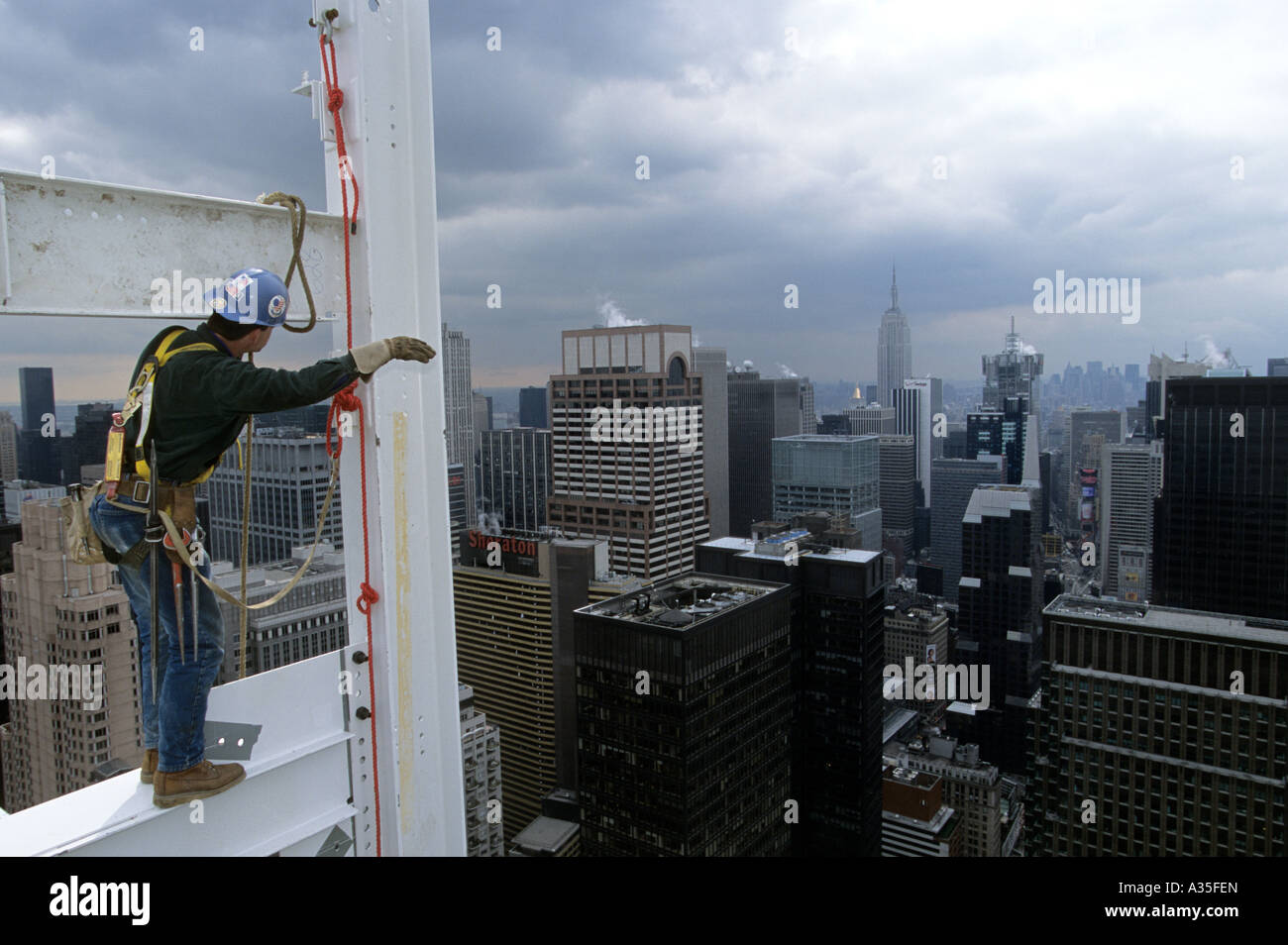 Connecteur Iron Worker Jimmy Sweeney travaille 750 pieds au-dessus du sol au nouveau bâtiment à Random House 1540 Broadway Banque D'Images