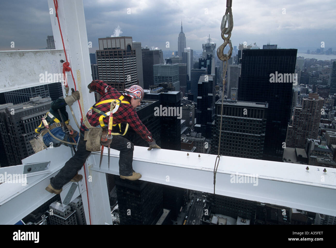 Connecteurs Iron Worker Jimmy Sweeney et Billy Smith travailler 675 pieds au-dessus du sol à la nouvelle Chambre aléatoire immeuble sur Broadway Banque D'Images