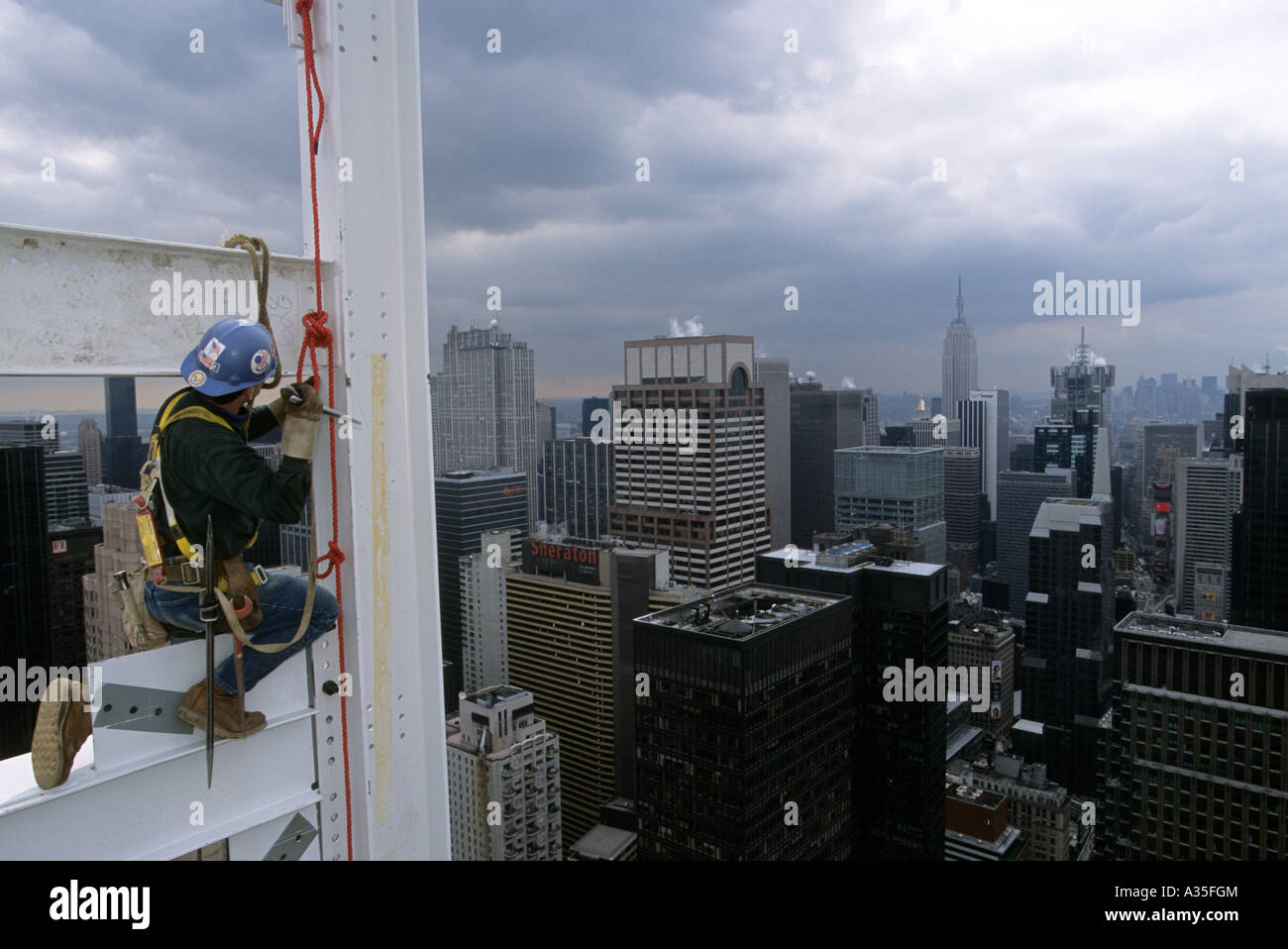 Iron Worker Jimmy Sweeney travaille 675 pieds au-dessus du sol à la nouvelle Chambre aléatoire des capacités au 1745 Broadway à New York City. Banque D'Images