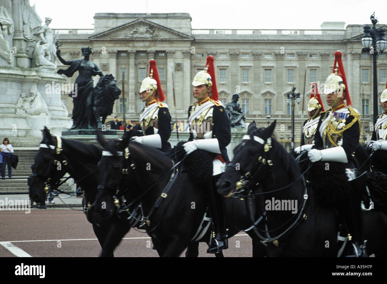 The Blues and Royals à l'extérieur de Buckingham Palace, Londres, Royaume-Uni Banque D'Images