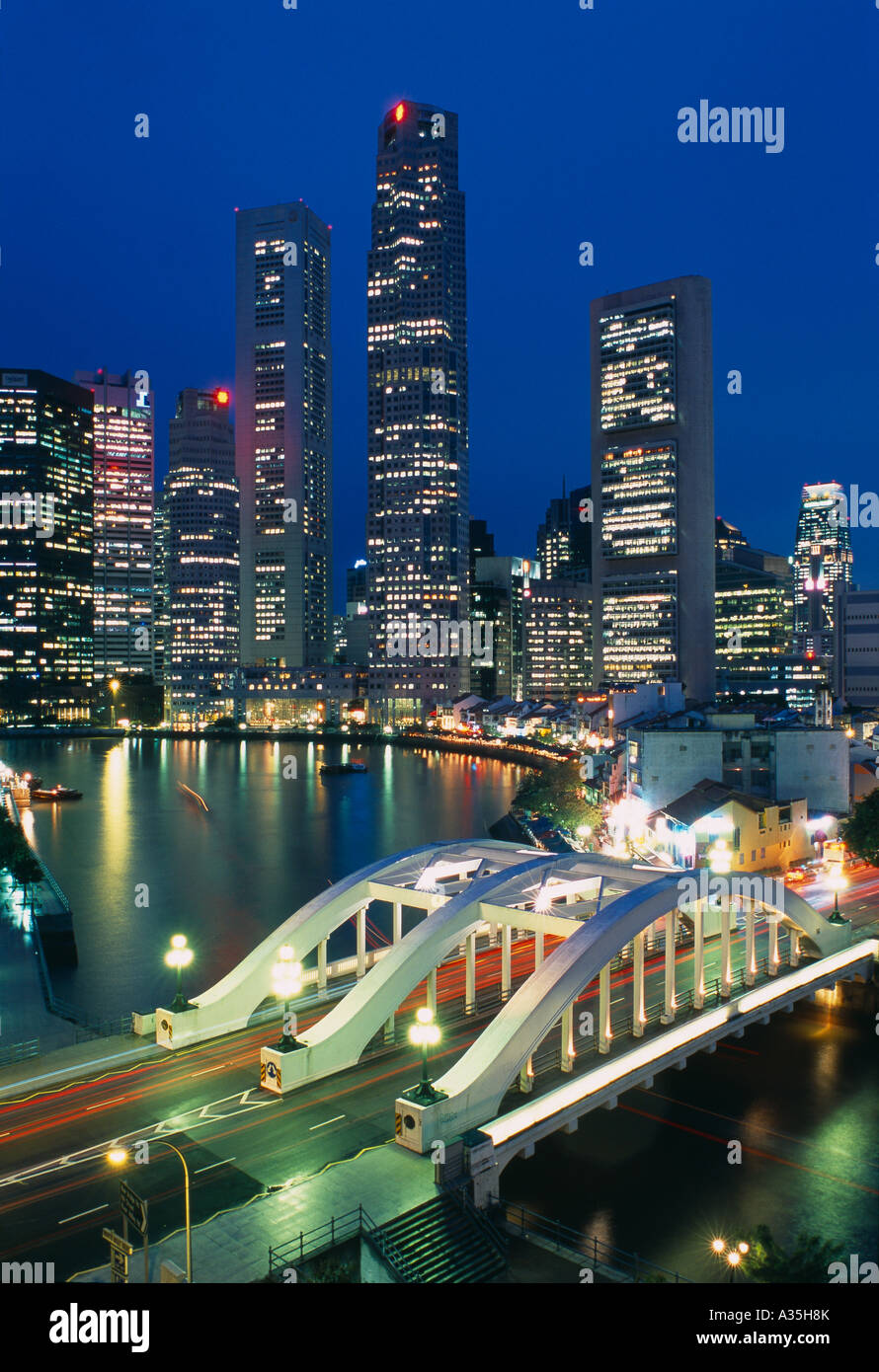 Boat Quay sur la ville et d'Elgin Bridge at night Singapour Banque D'Images