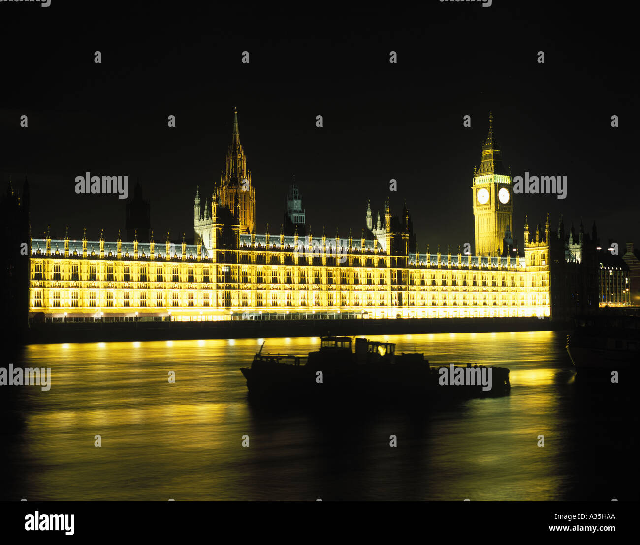 Une photo de nuit des Chambres du Parlement de Westminster à Londres Banque D'Images