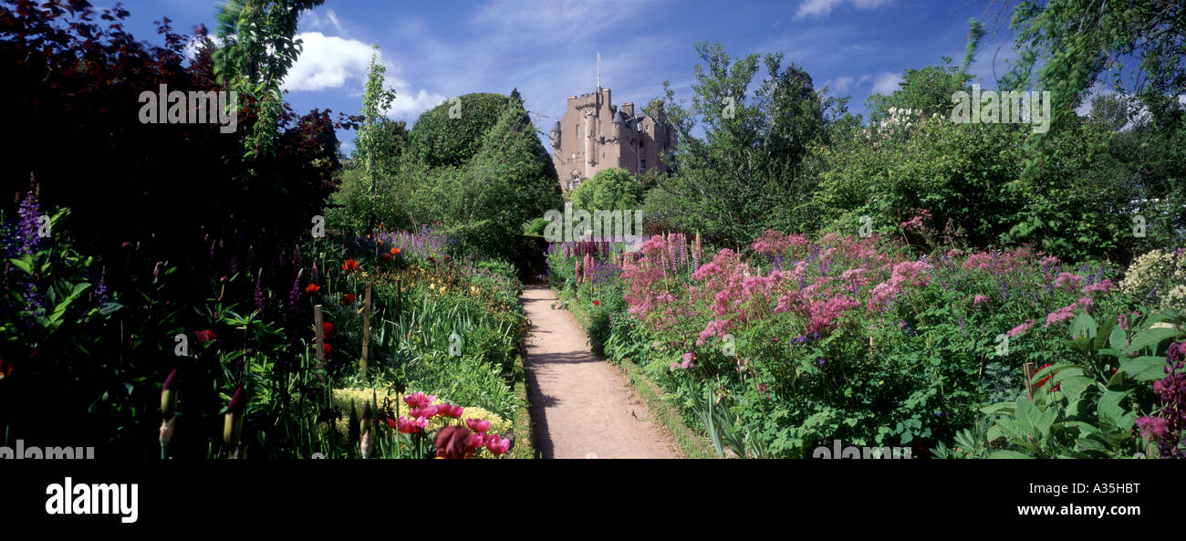 Crathes Castle et ses fameux jardins à Banchory. L'Aberdeenshire. Grampian. L'Écosse. L'Écosse GPAN 0060 Banque D'Images