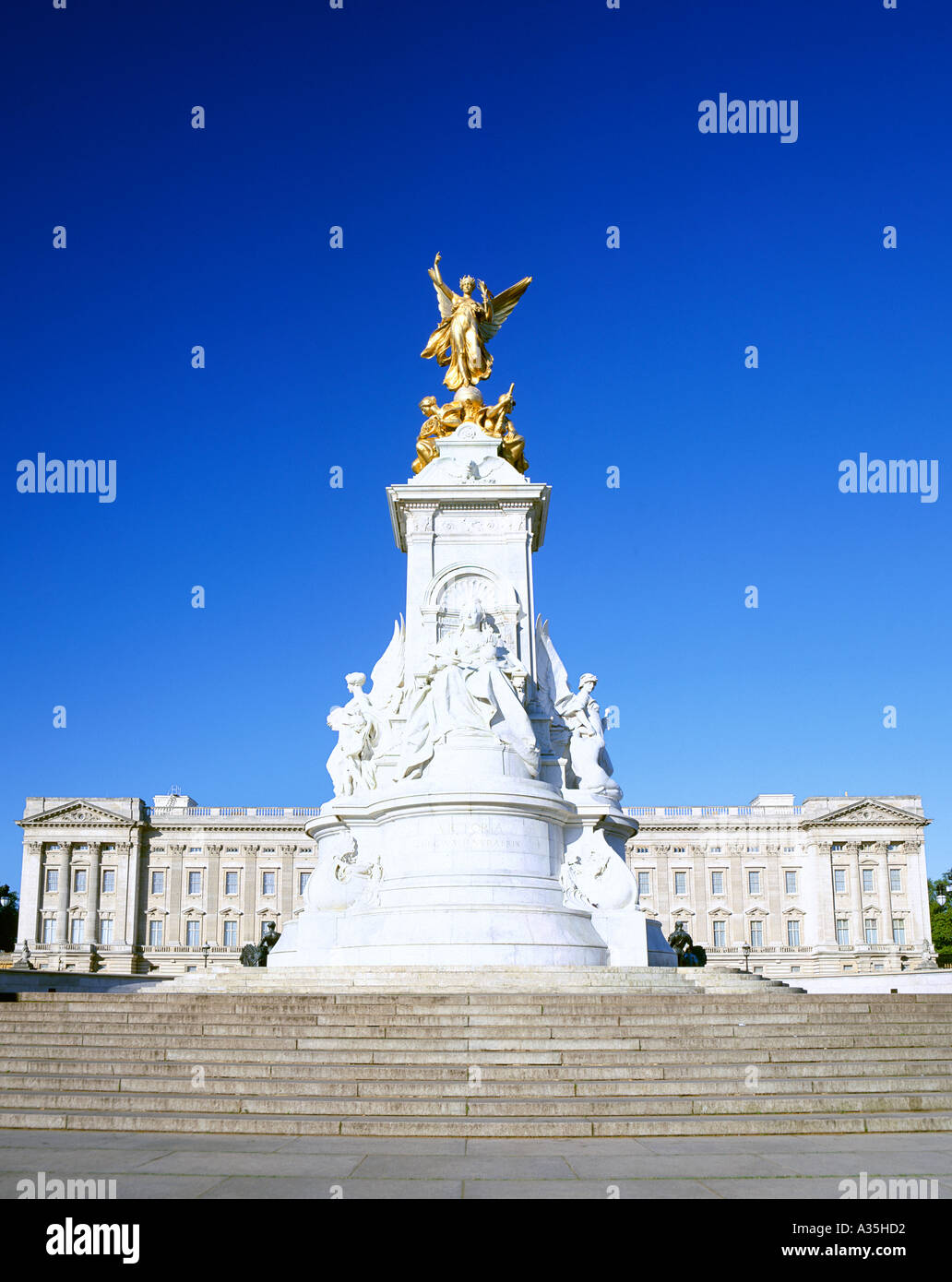 La statue de la reine Victoria devant le palais de Buckingham à Londres. Banque D'Images