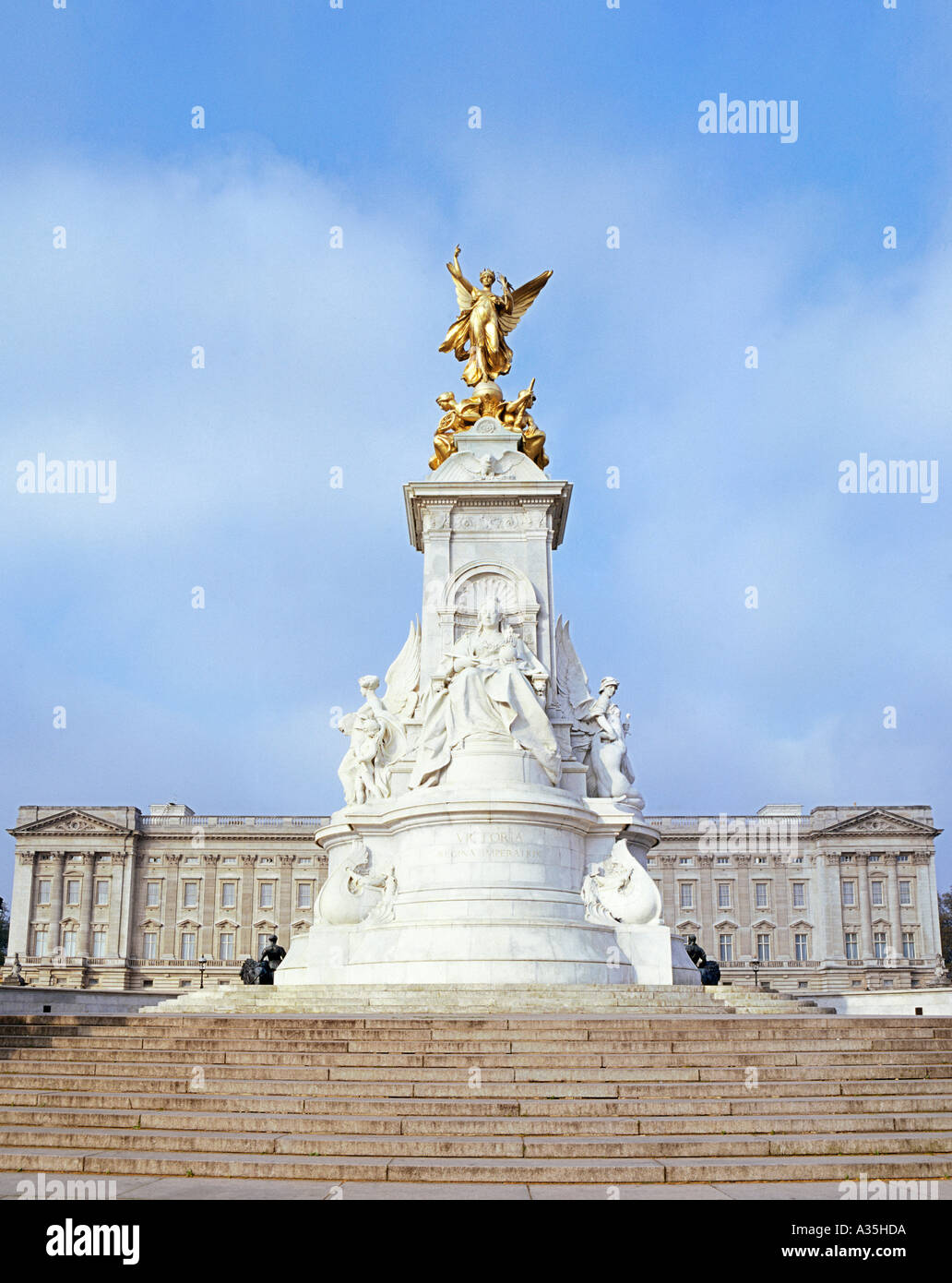 La statue de la reine Victoria devant le palais de Buckingham à Londres. Banque D'Images