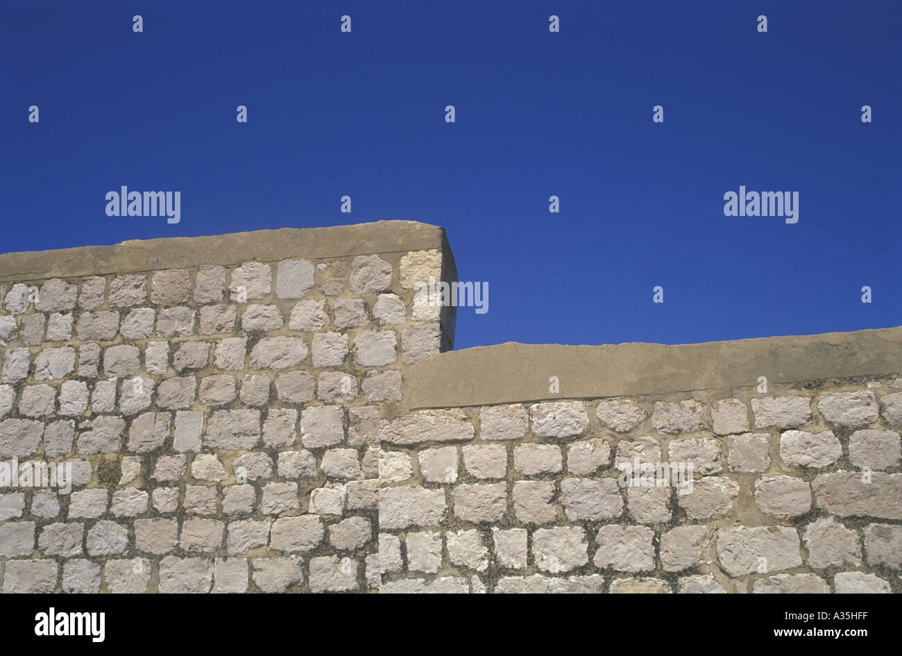 Treizième siècle Parapet de Pierre mur de la ville autour de la vieille ville de Dubrovnik Croatie Mer Adriatique Dalmatie du sud des Balkans Banque D'Images