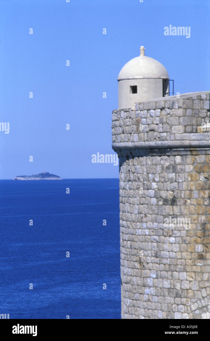 Vieille Muraille entourant la ville médiévale en pierre donnant sur tourelle Dubrovnik Croatie Mer Adriatique Dalmatie Balkans Banque D'Images
