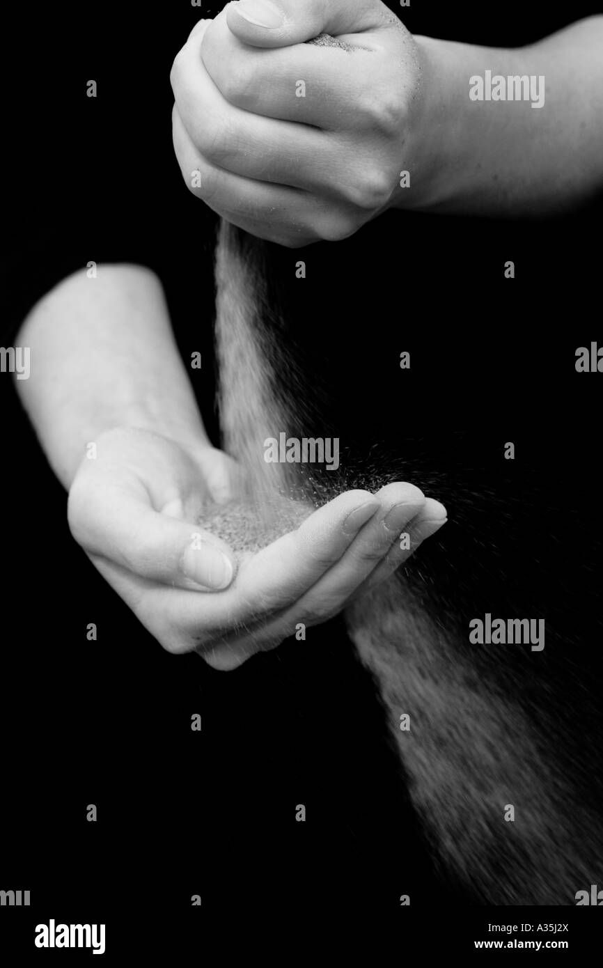 Dans les mains de sable comme un symbole pour le temps d'exécution perdu etc Banque D'Images