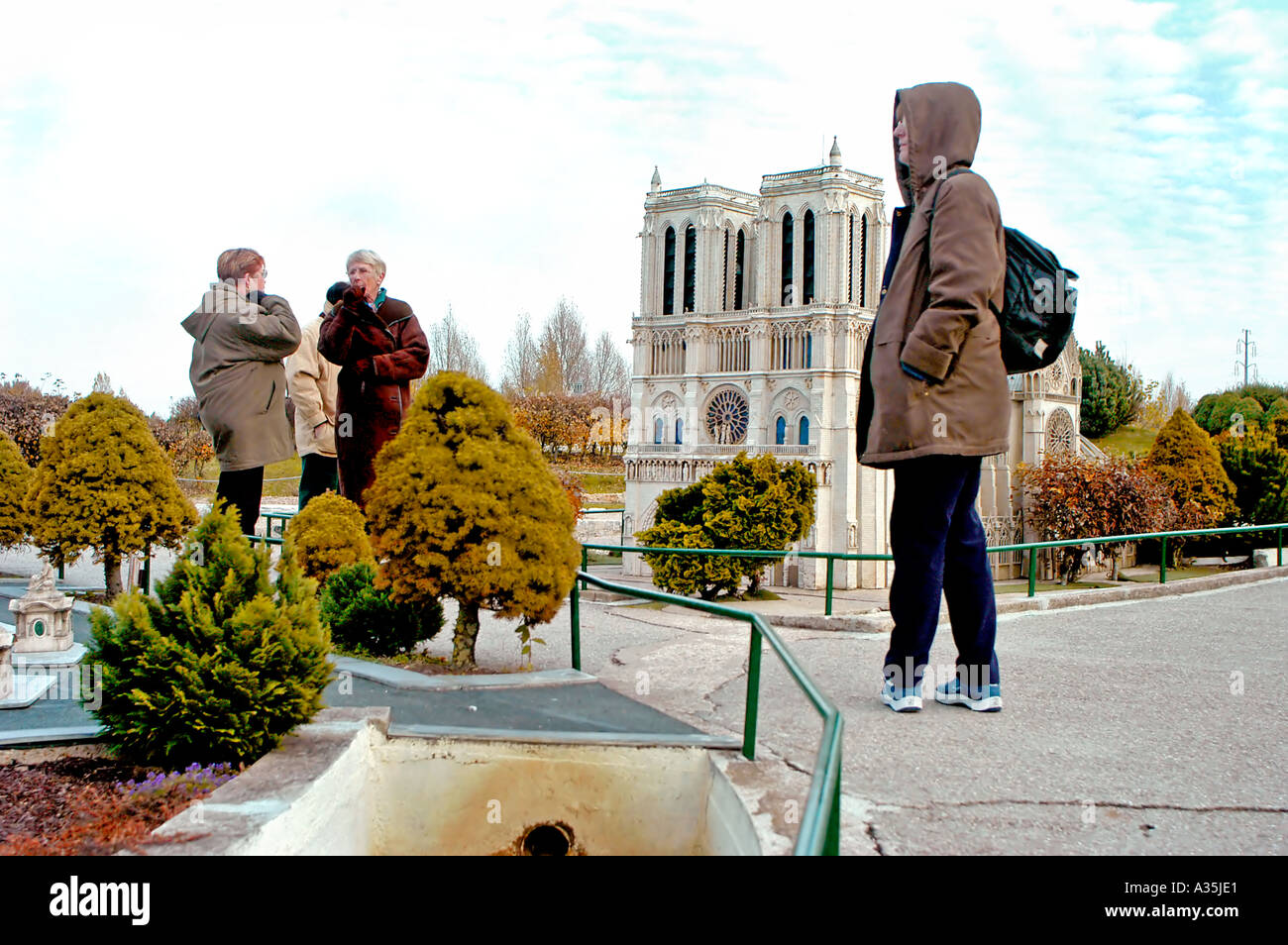 Paris France, femmes touristes visitant le parc à thème 'France miniature', maquettes architecturales des monuments français à Elancourt, automne et paris Banque D'Images