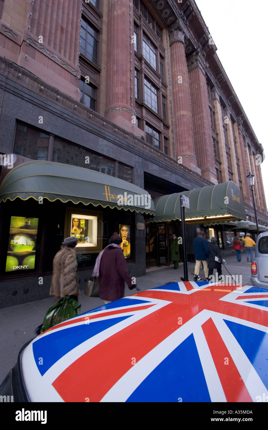Harrods Outdoor Knightsbridge point de vente au détail populaire auprès des touristes, avec prise d'Union sur le toit de la voiture Mini Banque D'Images