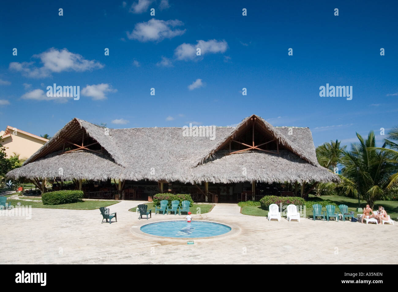 Un bar sous la forme d'un toit hey hutte avec une piscine à l'avant Banque D'Images