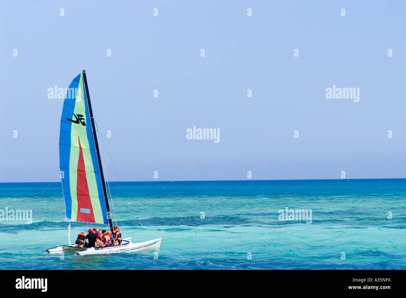 Navigation dans un yacht de luxe autour de la côte de Cuba Banque D'Images