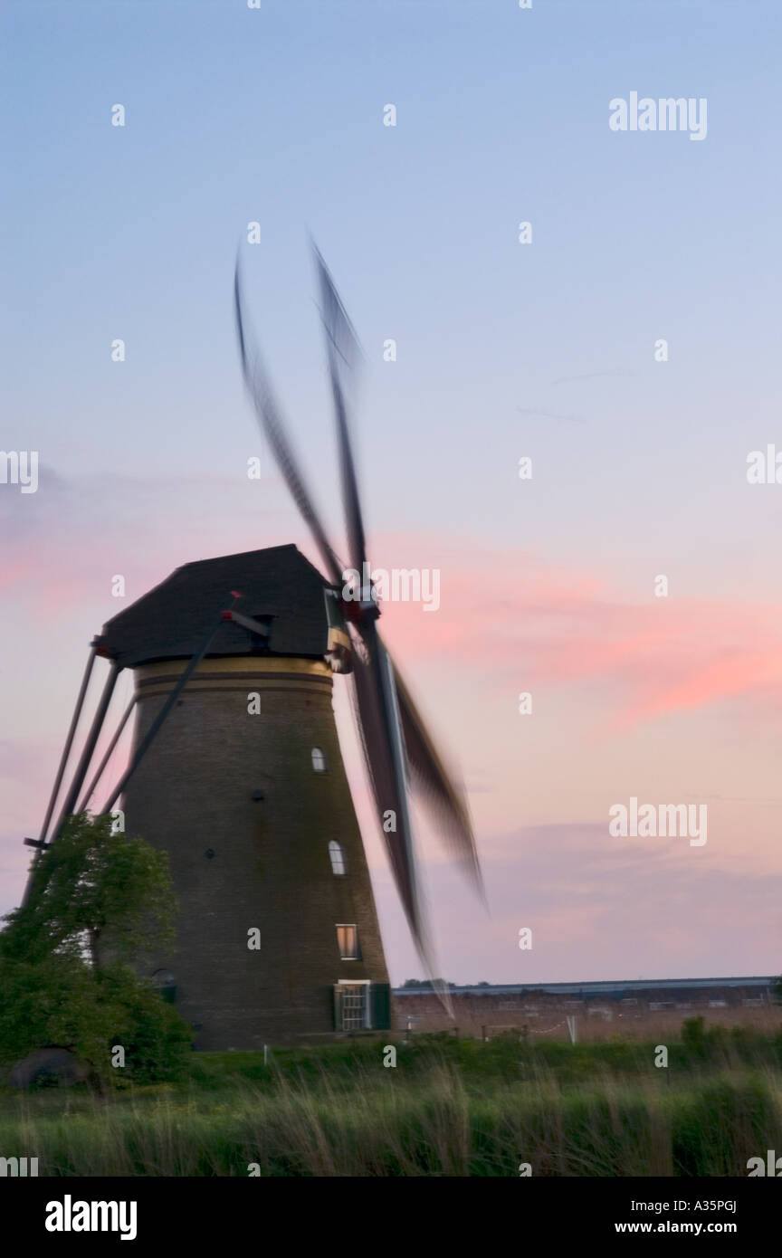 Moulins à vent hollandais typique dans le village Kinderdijk Banque D'Images