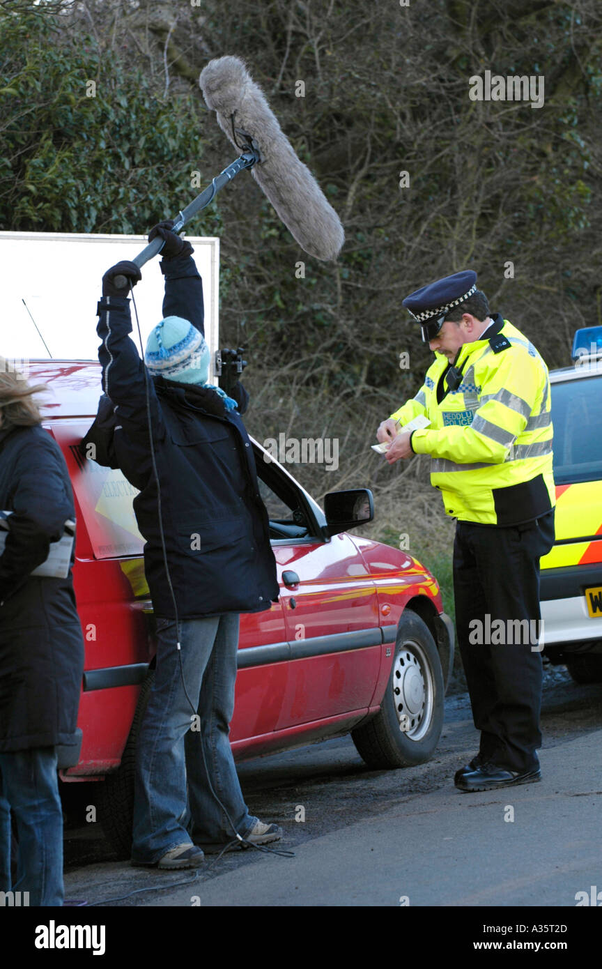 Scène avec réservation de policier pilote rouge van de la BBC Wales séries télé appartenant en tournage près de Cardiff Banque D'Images