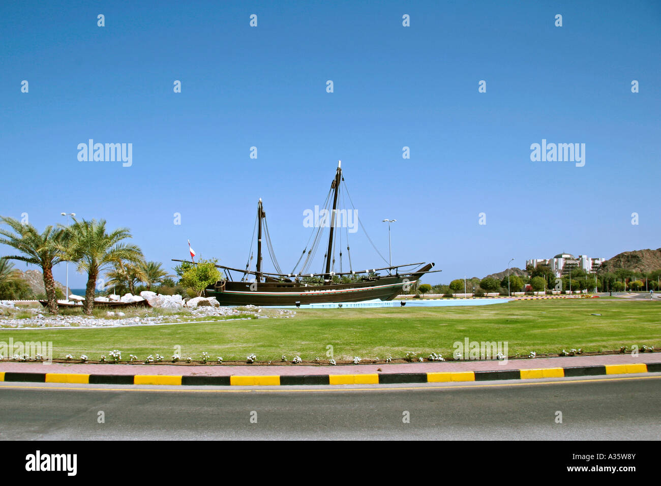 Démarrage d'un Dhau Oman einem Kreisverkehr, rond-point, près de Al Bustan Palace Hotel Banque D'Images