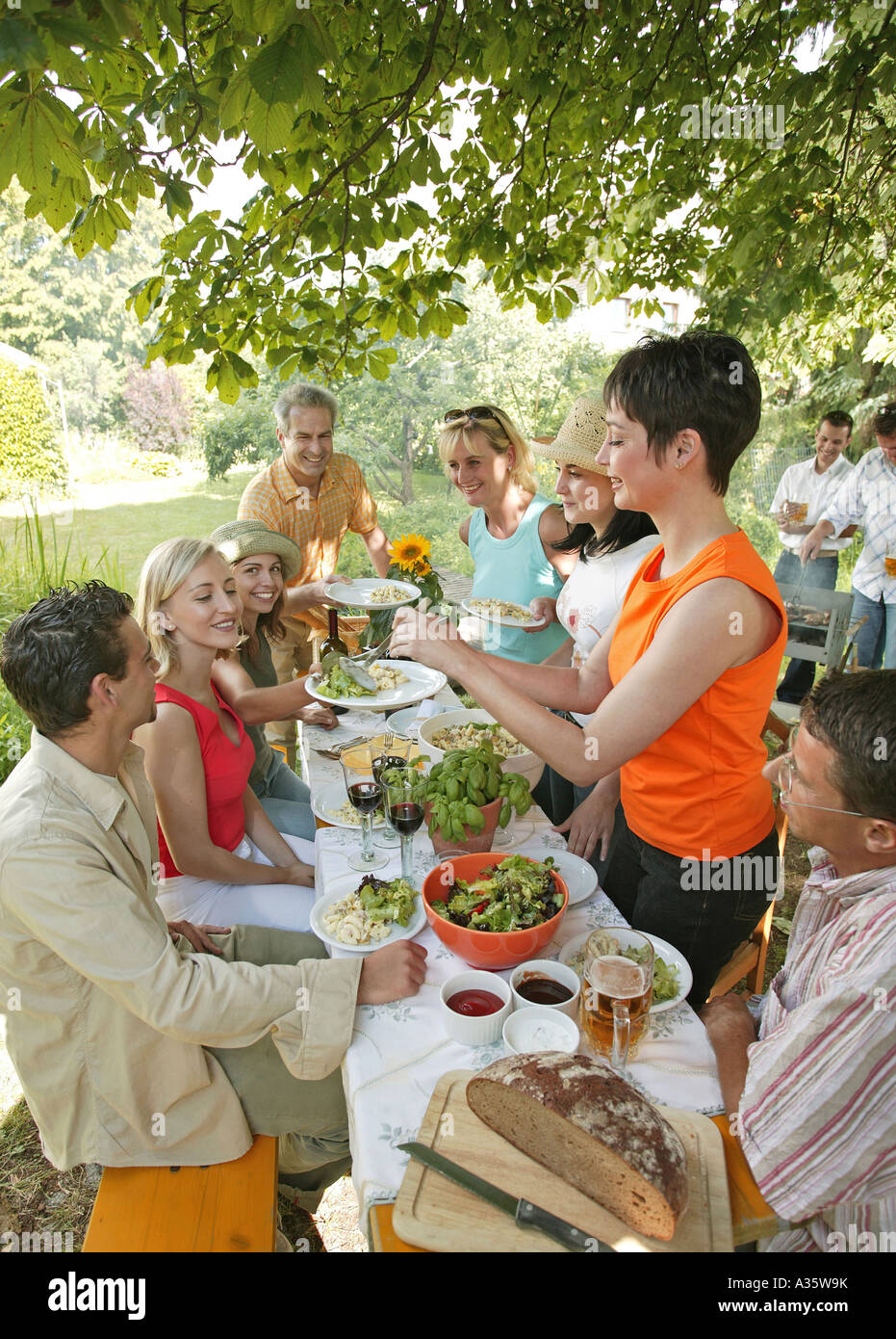 Froehliche Leute auf einer Gartenparty, Happy people at a garden party Banque D'Images