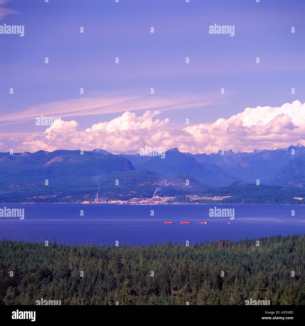 La recherche à travers le détroit de Malaspina de la ville de Powell River et de la chaîne côtière au sud-ouest de la Colombie-Britannique, Canada Banque D'Images
