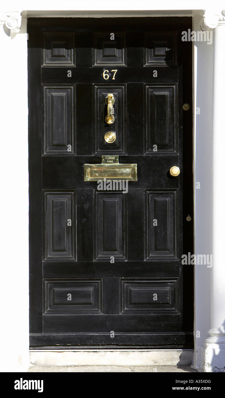 Géorgien noir porte avec boîte aux lettres laiton bouton de porte et knocker à Dublin Banque D'Images