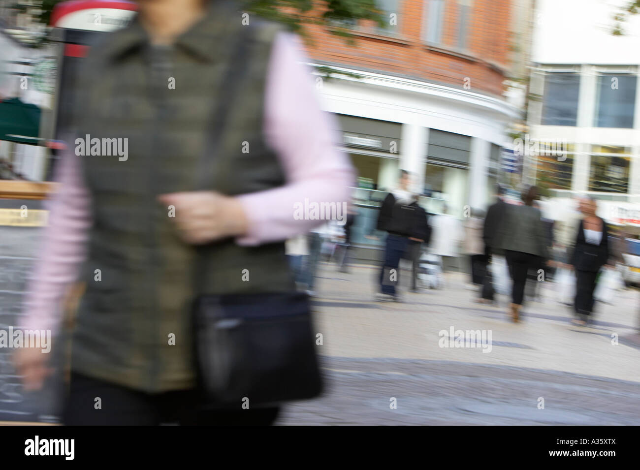 Sac à main femme en face d'acheteurs dans cornmarket zone piétonne dans le centre-ville de Belfast Banque D'Images